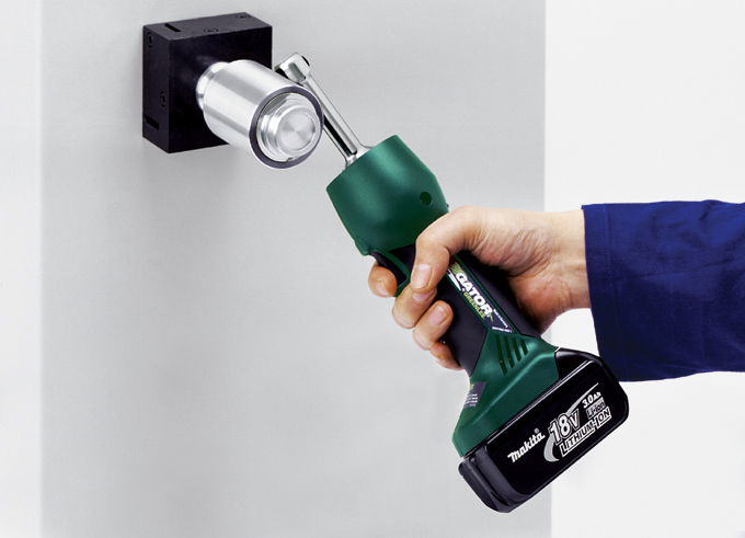 Mit drehbarem Kopf: die neue Akku-Handlochstanze LS 50-L FLEX von Greenlee