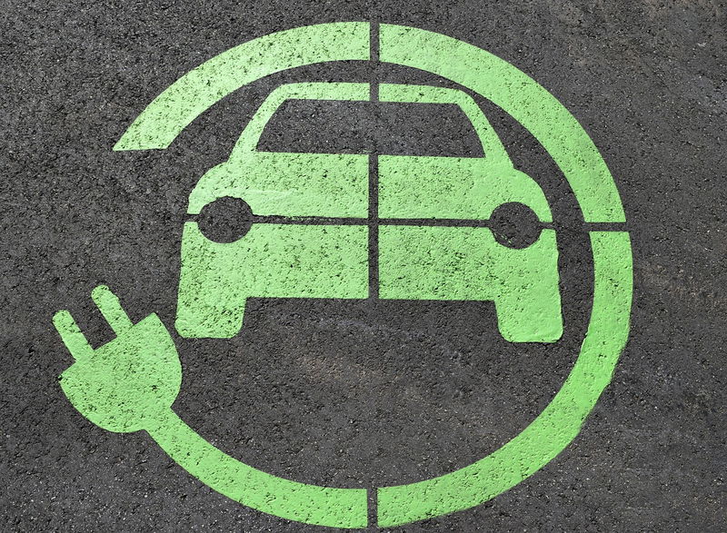 Australia needs to set date to end petrol car sales to speed up EV transition, energy experts say