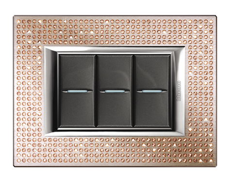Linha Axolute da BTicino traz novos acabamentos de luxo com cristais Swarovski