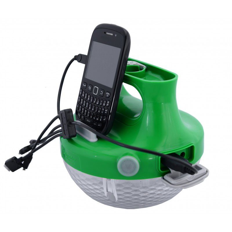 Lanterna solar da Schneider Electric fornece até 48H de iluminação e recarrega celular
