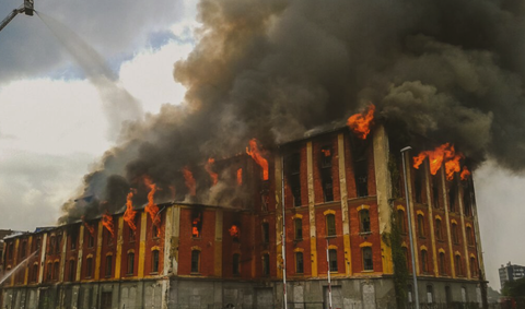 Proteção vs. prevenção contra incêndios elétricos: Gestão de riscos baseada na deteção inteligente