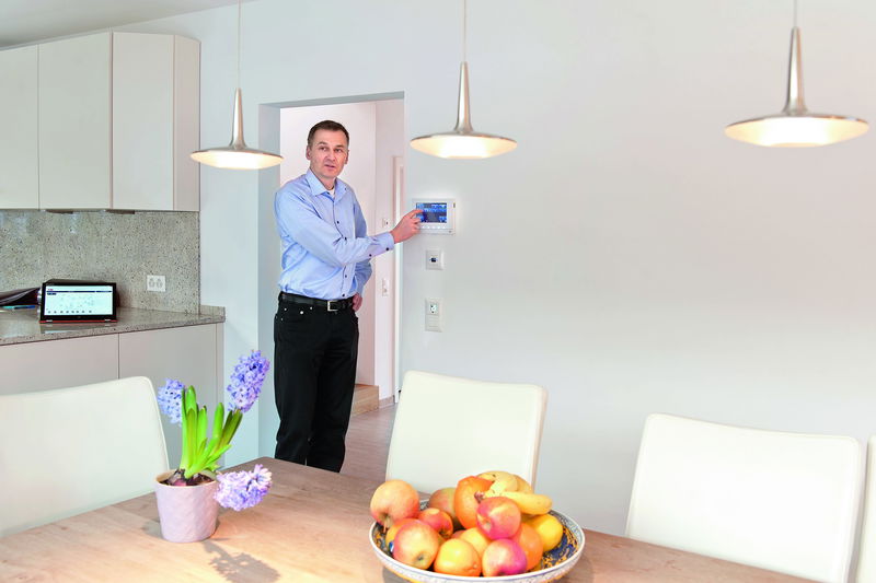 Einfamilienhaus in der Schweiz mit Busch-free@home® auf neuestem Stand