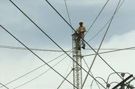 Siguen cortes de energía en barrios morosos de la Costa