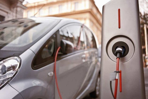 ¿Los autos eléctricos contaminan menos que los convencionales realmente?