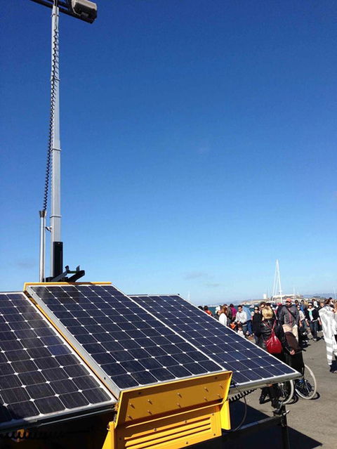 Torre de iluminación solar móvil en Colombia