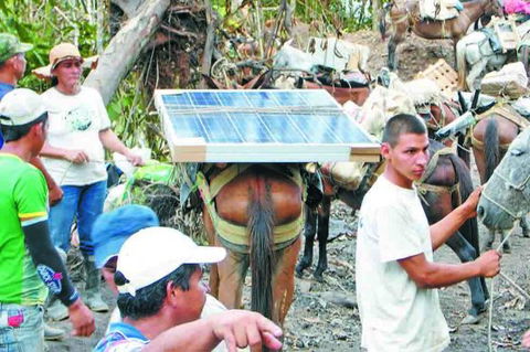 Al hombro y en burro llegó la energía solar