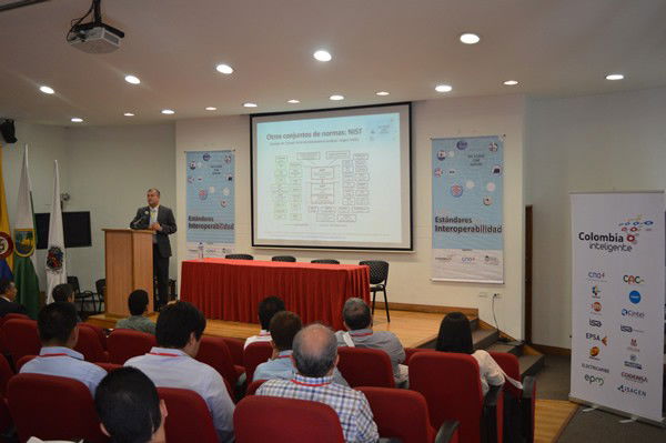 Reunión de líderes a favor de nuevas tecnologías en el sector eléctrico