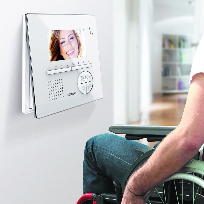 Bticino Kommunikation barrierefrei –  schwenkbares Display bei Classe 100