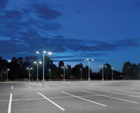 DEHN informiert: Blitz- und Überspannungsschutzmaßnahmen für LED-Straßen- und Parkplatzbeleuchtungen