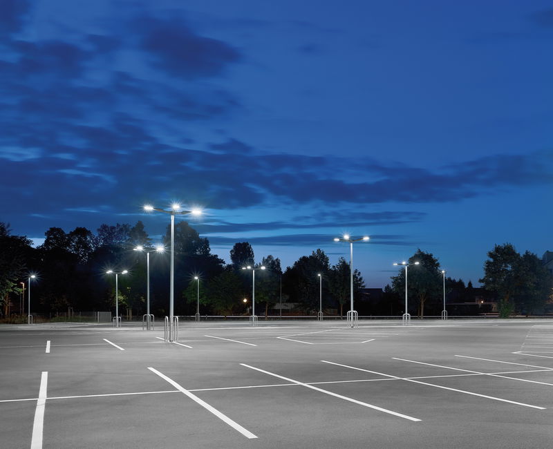 DEHN informiert: Blitz- und Überspannungsschutzmaßnahmen für LED-Straßen- und Parkplatzbeleuchtungen