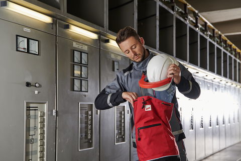 Ein Griff und gegen Störlichtbögen geschützt - Überzeugen Sie sich vom neuen Elektriker-Set inklusive der Multinorm Schutzkleidung DEHNcare ArcFit