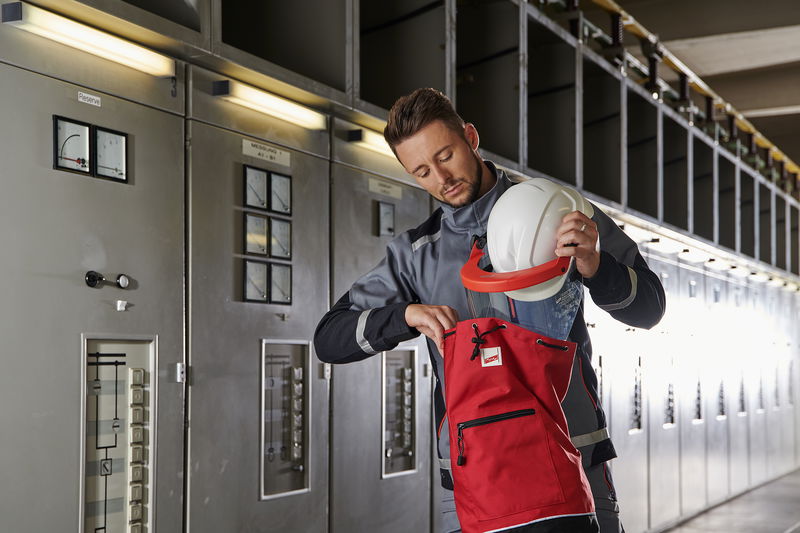 Ein Griff und gegen Störlichtbögen geschützt - Überzeugen Sie sich vom neuen Elektriker-Set inklusive der Multinorm Schutzkleidung DEHNcare ArcFit