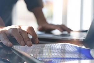 Mit DEHN sicher planen: Full-Service-Angebote, Softwarelösungen und Konfiguratoren für maßgeschneiderten Blitz- und Überspannungsschutz