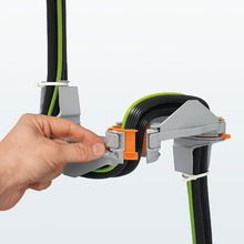 Einfache Kabel- und Leiterführung zur Schaltschranktür