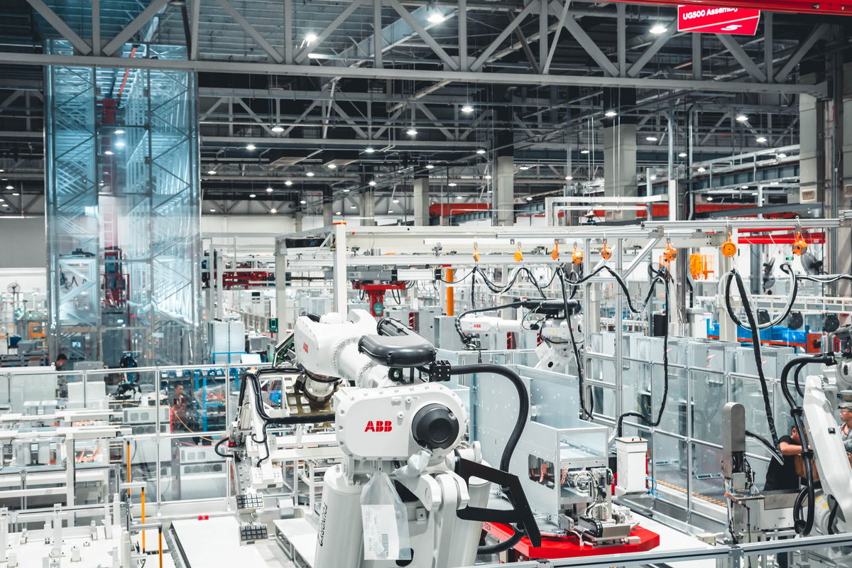 Robots and humans take intelligent manufacturing to the next level