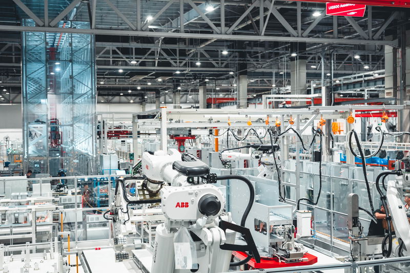 Robots and humans take intelligent manufacturing to the next level