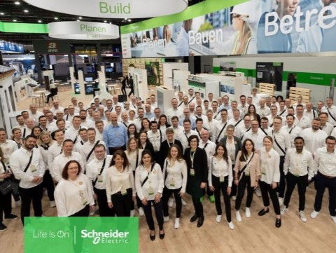 Versäumt, die Light + Building zu besuchen? Erlebe dennoch unsere Neuheiten mit einem virtuellen Rundgang durch unseren preisgekrönten Messestand!