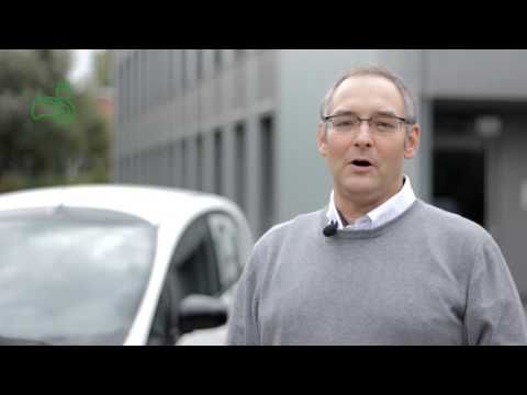 Christian Böhm testet die Lösungen für Elektromobilität von Schneider Electric