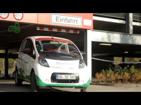 Wolfgang Nelhiebel testet die Lösungen für Elektromobilität von Schneider Electric