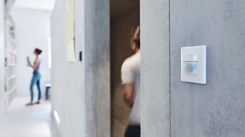 Bewegungsmelder & Präsenzmelder theMura mit Taster zur Wandmontage: Formvollendet vielseitig