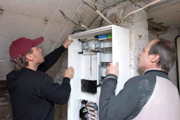 Gefährliche Altlasten: Elektroleitungen in alten Gebäuden oft sanierungsbedürftig