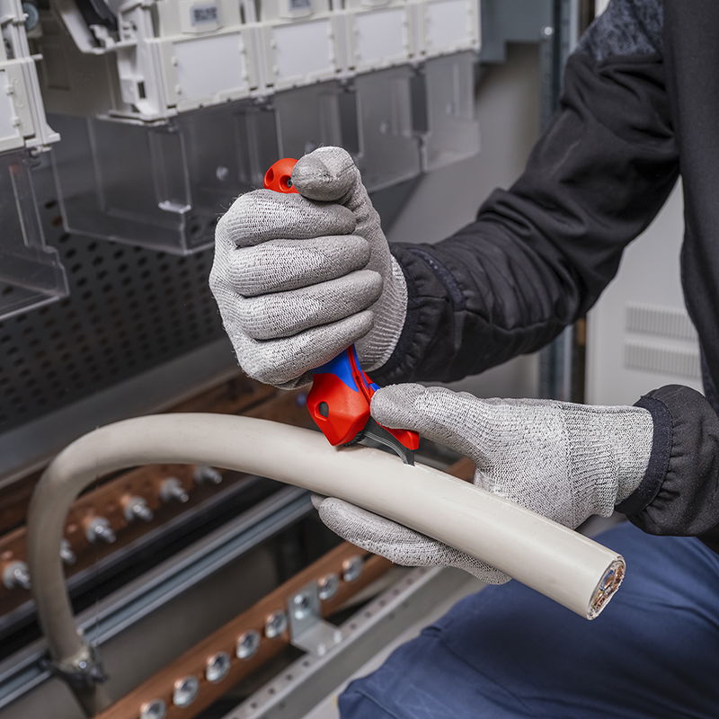 Precision cutting, with no slipping: The KNIPEX Stripping Knife