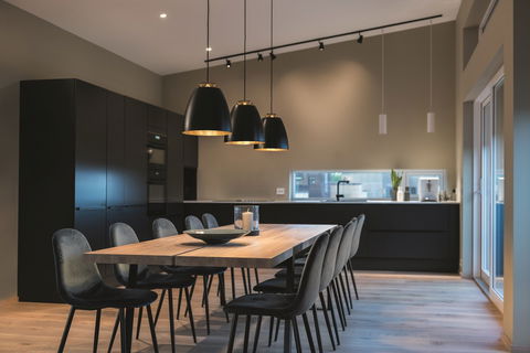 TUBE-Beleuchtungssystem und BELL-Pendelleuchten