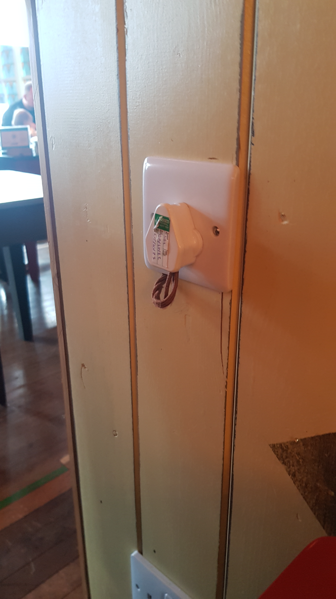 Is this installation an issue and who is to blame for passing the work off as acceptable?