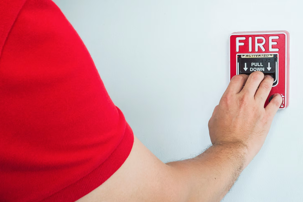 What special requirements are needed for fire sprinkler pumps to minimise the loss of power?