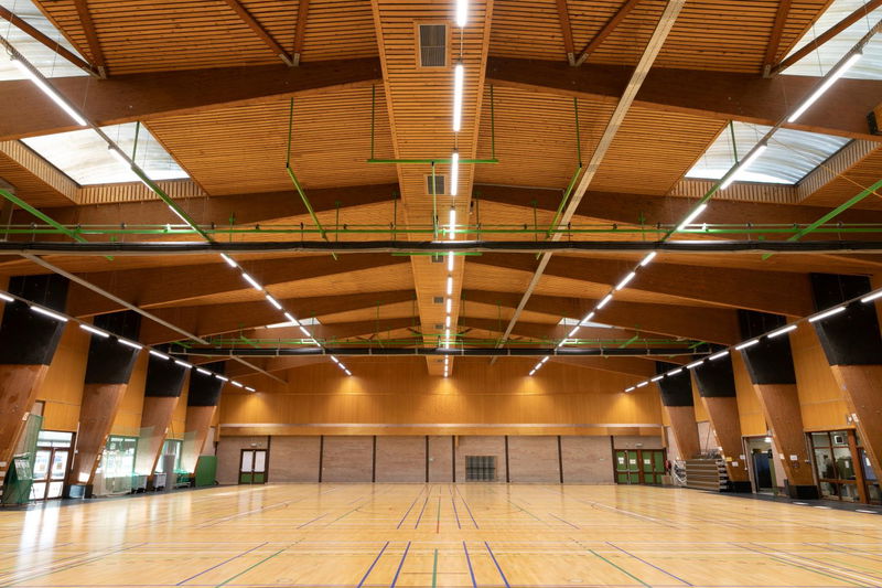 ¿Cómo elegir la iluminación perfecta para tu pabellón deportivo?