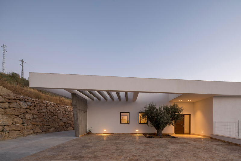 Las luces y las sombras realzan el volumen de una villa moderna