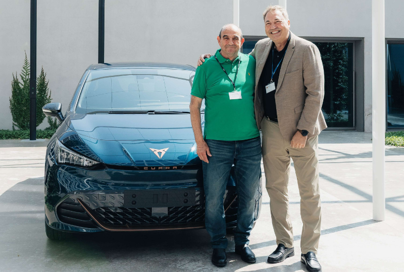 Simon entrega el CUPRA al ganador del sorteo de la  promoción Smart Home