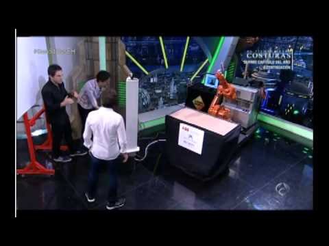 Un robot de ABB dibuja en la arena al actor Ben Stiller en El Hormiguero