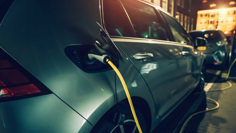Reduciendo la dependencia de los combustibles fósiles: la mejora de la infraestructura de recarga eléctrica