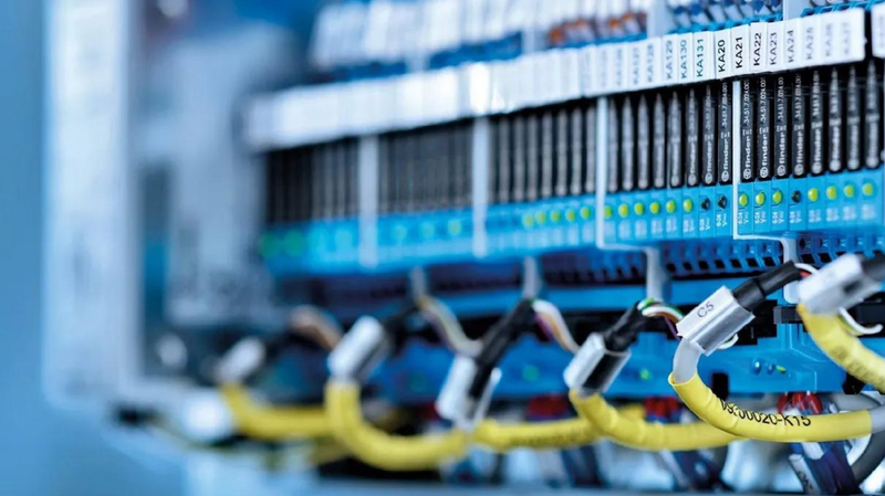 Serie 46, los mini relés industriales de alto rendimiento, seguridad y control de Finder