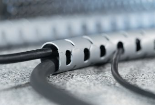 Organizadores de cables: flexibles, atornillables, adhesivos y de protección, aptos para oficinas, viviendas y entornos industriales