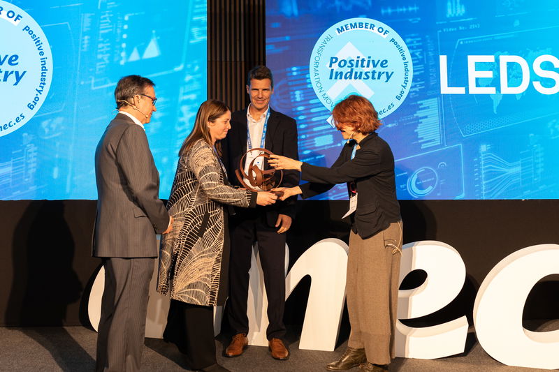LedsC4 recibe el reconocimiento como empresa  Positive Industry del Año