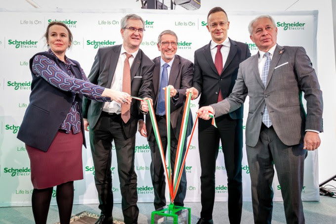 Schneider Electric invierte 40 millones de euros en una nueva fábrica inteligente en Hungría