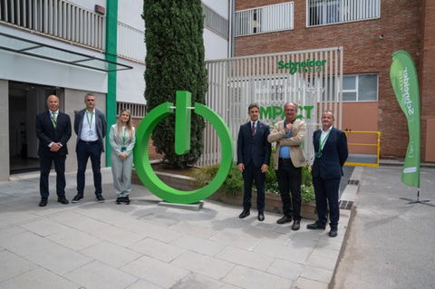 Schneider Electric culmina la descarbonización de su planta en Molins de Rei e inaugura la microgrid desarrollada junto a Iberdrola