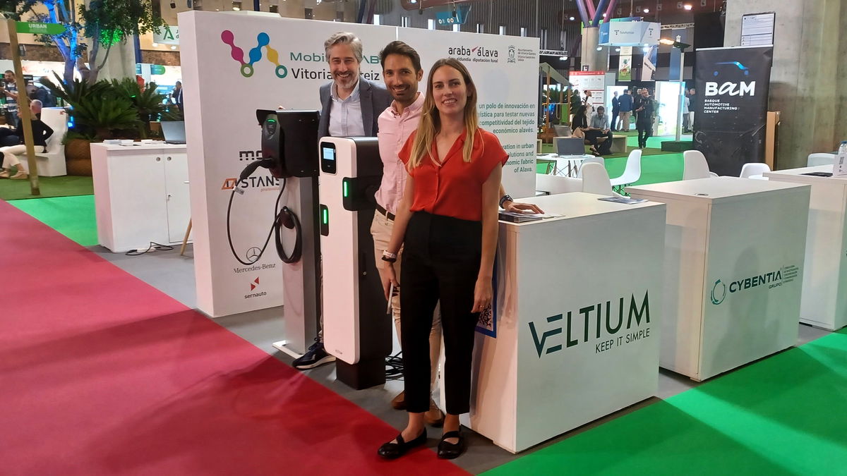 VELTIUM destaca en el Foro Greencities & S-Moving 2024 con su gama de recarga para la vía pública