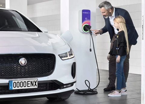 ¿Pueden cargar a la vez varios coches eléctricos en una comunidad de vecinos?