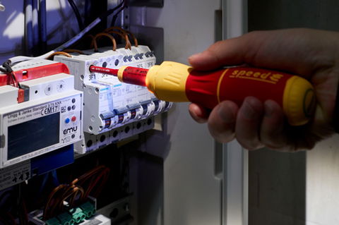 Máxima calidad o 112 - El par de apriete correcto marca a menudo la diferencia en el sector de los electricistas