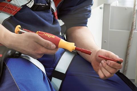 Cuando las herramientas se convierten en compañeros… 10 ayudantes geniales para electricistas