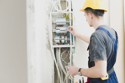 ¿Qué significan las letras L y N en el sistema eléctrico?