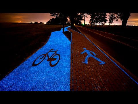 Increíble carril bici que brilla por la noche en Polonia