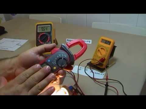Cómo conectar un voltímetro y un amperímetro en un circuito
