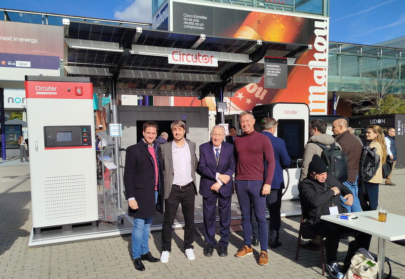 “Hemos introducido en nuestro sistema la pila de hidrógeno para convertirlo en energía eléctrica, en corriente continua, para cargar la batería del vehículo eléctrico”