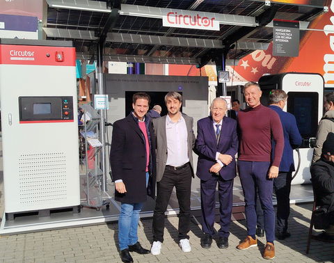 “Hemos introducido en nuestro sistema la pila de hidrógeno para convertirlo en energía eléctrica, en corriente continua, para cargar la batería del vehículo eléctrico”