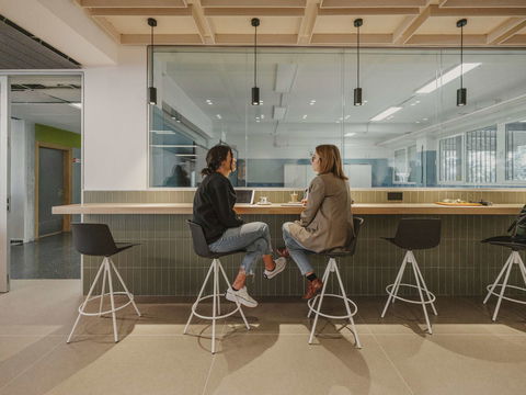 Simon impulsa la transformación educativa del IES Cotes Baixes con soluciones de iluminación y  conectividad sostenibles