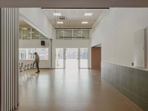 Simon integra luz lineal y conectividad para oficinas funcionales y confortables